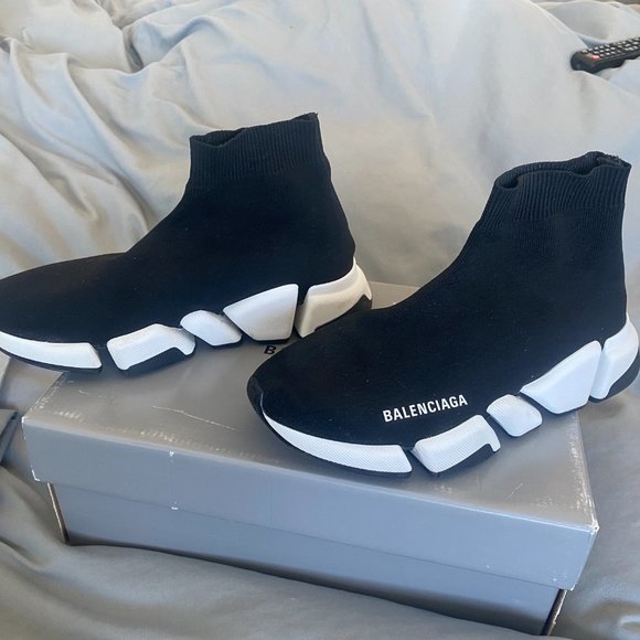 Worn Once! WOMEN'S SPEED 2.0 RECYCLED KNIT SNEAKER BICOLOR SOLE IN BLACK/WHITE - Picture 5 of 13